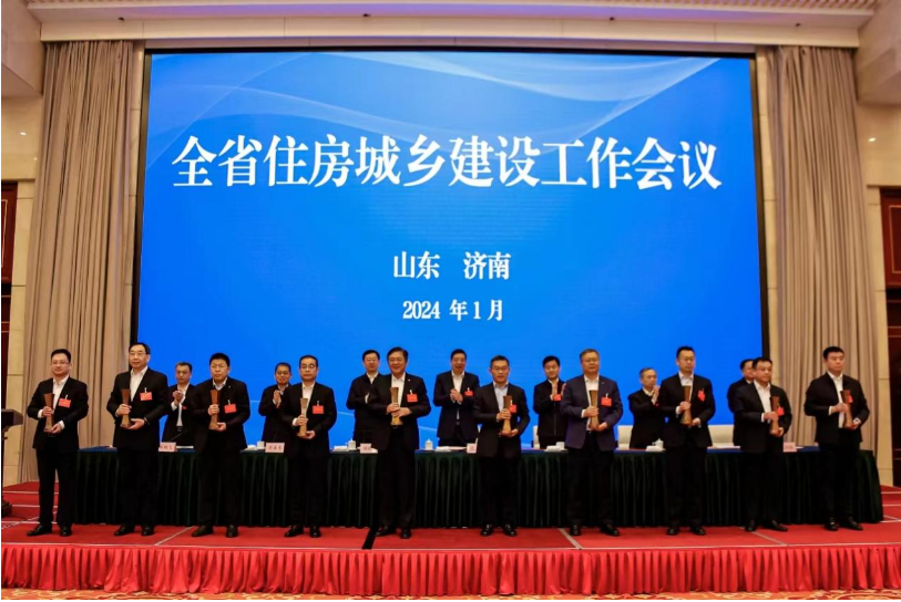 牟曉巖董事長領取泰山杯獎